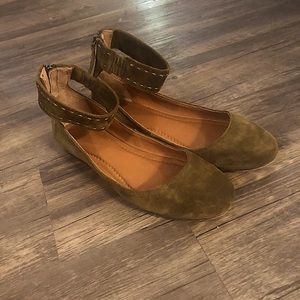 Frye Carson Ballet ankle strap flat size 10 olive suede